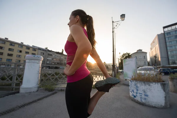 Γυναίκα Αθλητή Προθέρμανση Και Stretching Κατά Την Προετοιμασία Για Την — Φωτογραφία Αρχείου