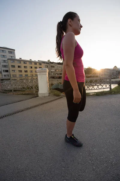 Atlet Žena Rozcvička Protahování Při Přípravě Pro Provoz Ulici Slunečné — Stock fotografie