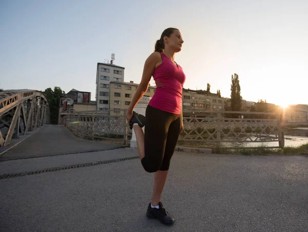 Atleta Mujer Calentando Estirándose Mientras Prepara Para Correr Calle Ciudad —  Fotos de Stock