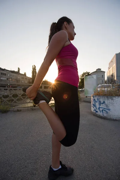 Atleta Donna Riscaldamento Stretching Mentre Prepara Corsa Sulla Strada Della — Foto Stock