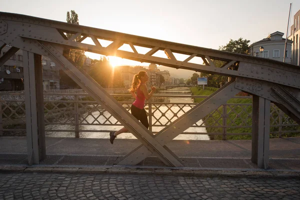 Ung Sportig Kvinna Jogging Över Bron Solig Morgon Staden — Stockfoto