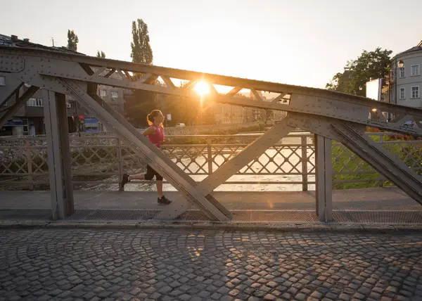 Joven Deportista Trotando Través Del Puente Soleada Mañana Ciudad — Foto de Stock