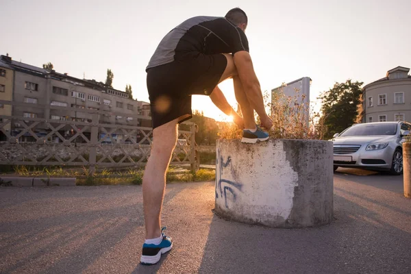 Homme Attacher Des Chaussures Course Lacets Préparer Courir Sur Ville — Photo