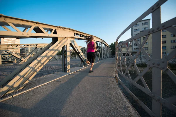 Mladá Žena Sportovní Jogging Přes Most Slunečné Ráno Městě — Stock fotografie
