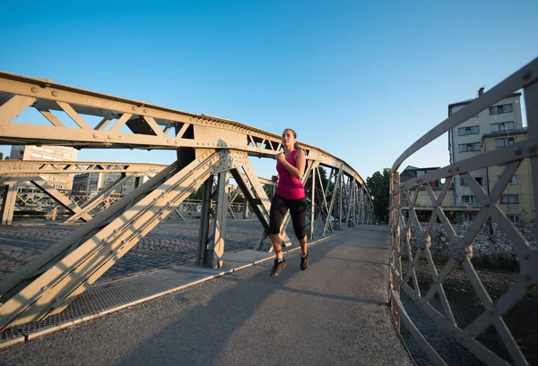 Mladá Žena Sportovní Jogging Přes Most Slunečné Ráno Městě — Stock fotografie