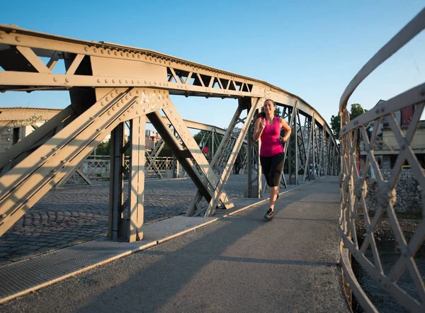 Молода Спортивна Жінка Біжить Через Міст Сонячний Ранок Місті — стокове фото