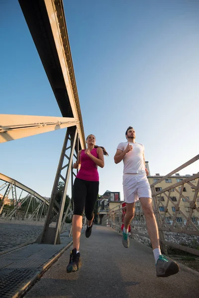 Stedelijke Sport Gezonde Jonge Paar Joggen Brug Stad Zonnige Ochtend — Stockfoto