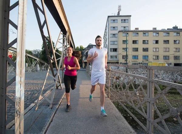 Міські Види Спорту Здорова Молода Пара Біжить Через Міст Місті — стокове фото