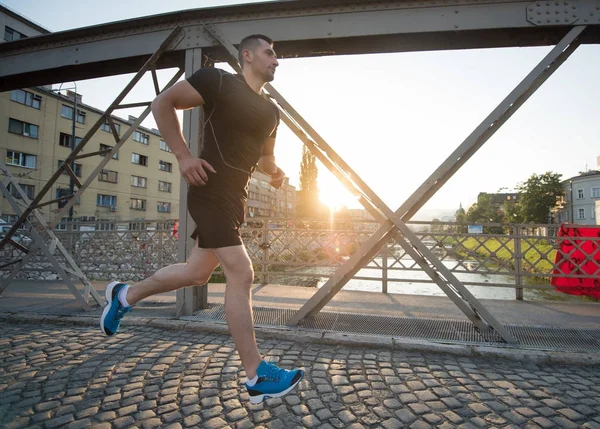 Молодий Спортивний Чоловік Біжить Через Міст Сонячний Ранок Місті — стокове фото