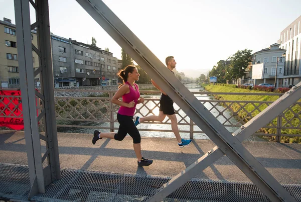 Urban Sport Zdravý Mladý Pár Přes Most Městě Zaběhat Slunečné — Stock fotografie