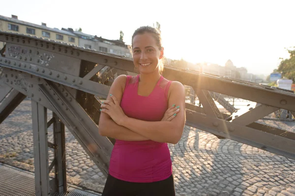 Portret Van Een Jonge Sportieve Jogging Vrouw Zonnige Ochtend Stad — Stockfoto