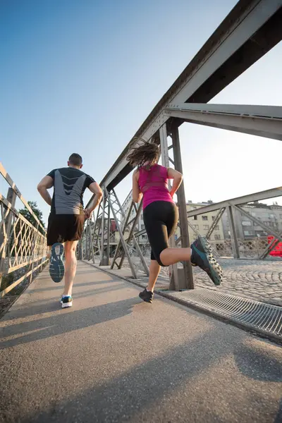 Városi Sport Egészséges Fiatal Pár Kocogás Hídon Város Napsütötte Reggelen — Stock Fotó