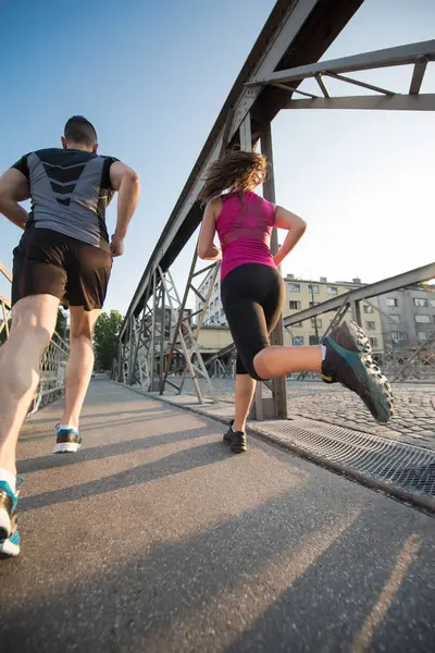 Esportes Urbanos Saudável Jovem Casal Correndo Através Ponte Cidade Manhã — Fotografia de Stock