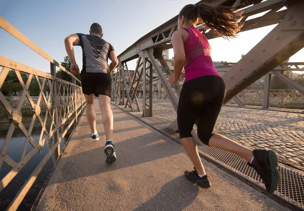 Urban Sport Zdravý Mladý Pár Přes Most Městě Zaběhat Slunečné — Stock fotografie