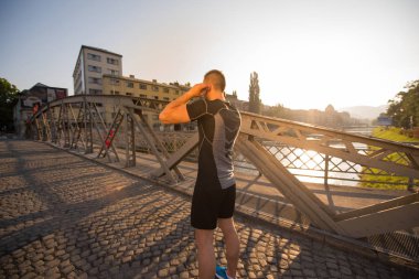 bir sportif koşu delikanlı güneşli sabah kentin portresi