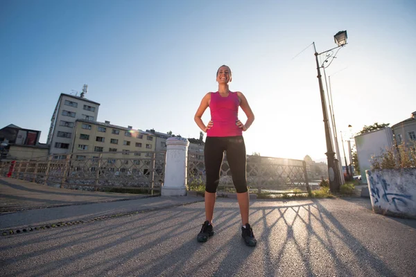 Portrait Une Jeune Femme Jogging Sportive Matin Ensoleillé Dans Ville — Photo