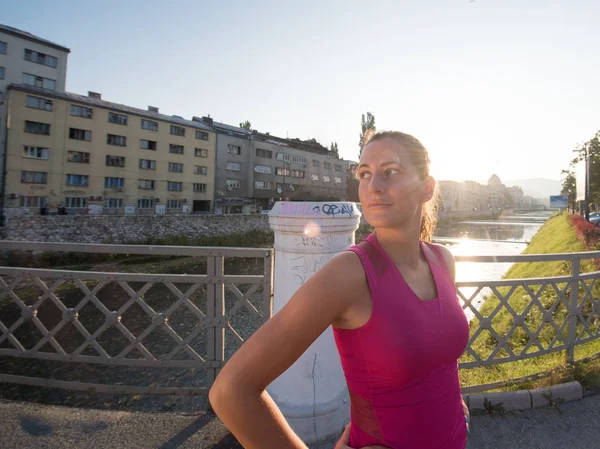 Portret Młodej Sportowy Jogging Kobiety Słoneczny Poranek Mieście — Zdjęcie stockowe