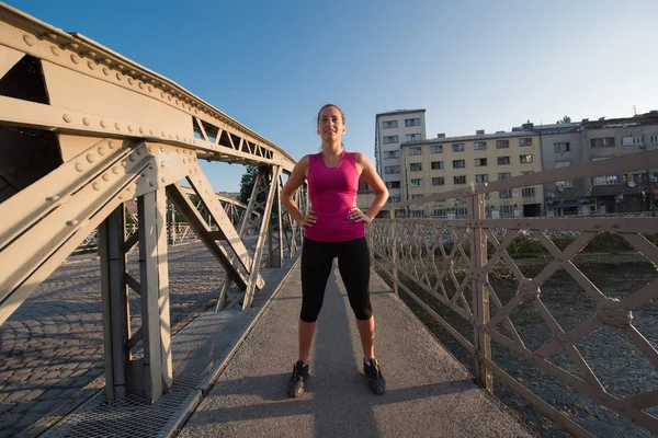 Retrato Uma Jovem Mulher Jogging Desportivo Manhã Ensolarada Cidade — Fotografia de Stock