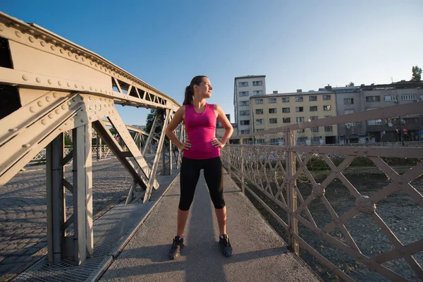 Ritratto Una Giovane Donna Sportiva Che Jogging Mattino Sole Città — Foto Stock