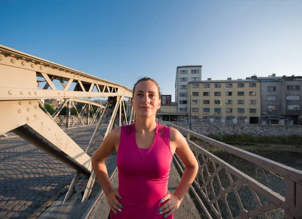 Portrait Une Jeune Femme Jogging Sportive Matin Ensoleillé Dans Ville — Photo