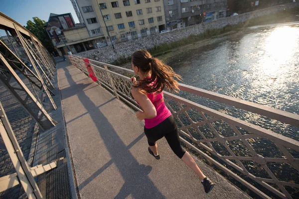 Giovane Donna Sportiva Che Corre Attraverso Ponte Mattino Sole Città — Foto Stock