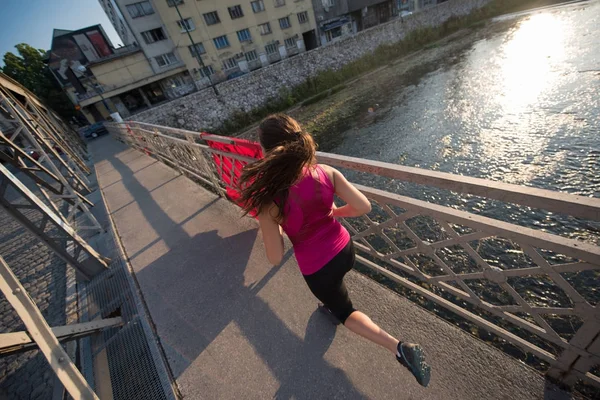 Jovem Mulher Esportiva Correndo Através Ponte Manhã Ensolarada Cidade — Fotografia de Stock