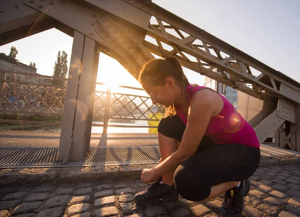 Mujer Atando Zapatillas Cordones Preparándose Para Correr Ciudad Mañana Soleada —  Fotos de Stock