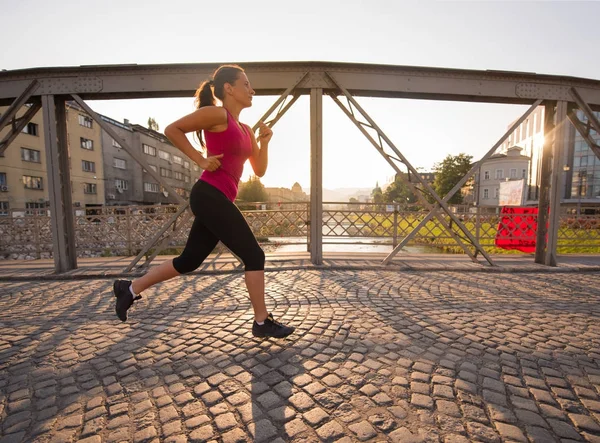 Młoda Kobieta Sportowy Jogging Przez Most Słoneczny Poranek Mieście — Zdjęcie stockowe