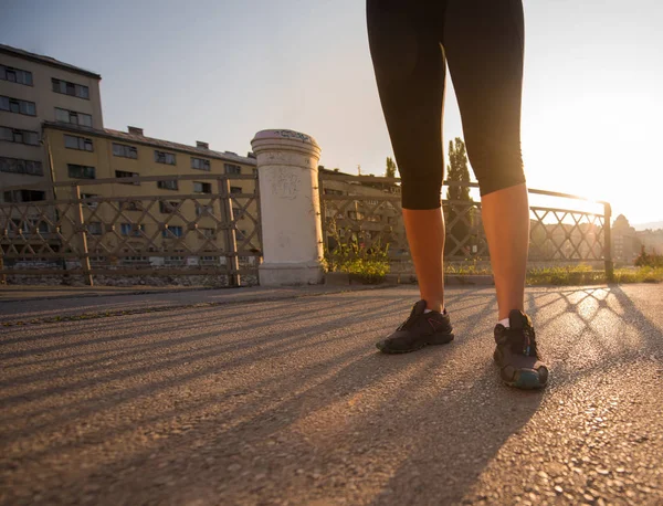 Portré Fiatal Sportos Jogging Napsütéses Reggel Városban — Stock Fotó