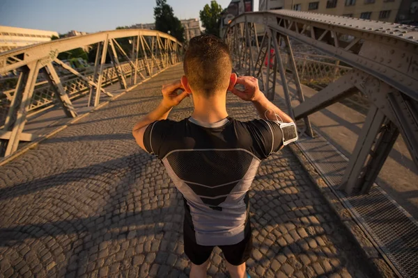 Retrato Joven Corredor Deportivo Soleada Mañana Ciudad — Foto de Stock