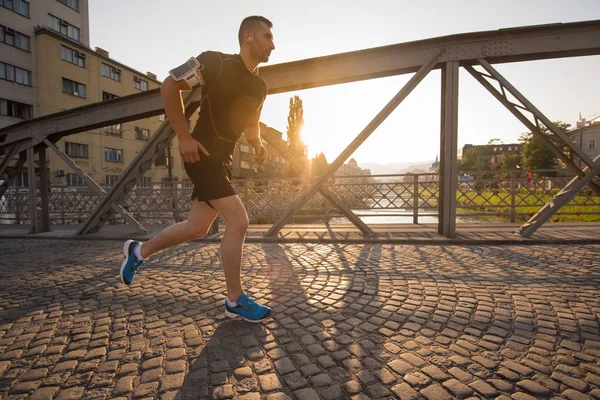 Молодий Спортивний Чоловік Біжить Через Міст Сонячний Ранок Місті — стокове фото