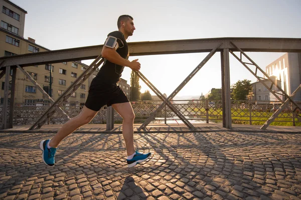 Mladý Sportovní Jogging Přes Most Slunečné Ráno Městě — Stock fotografie