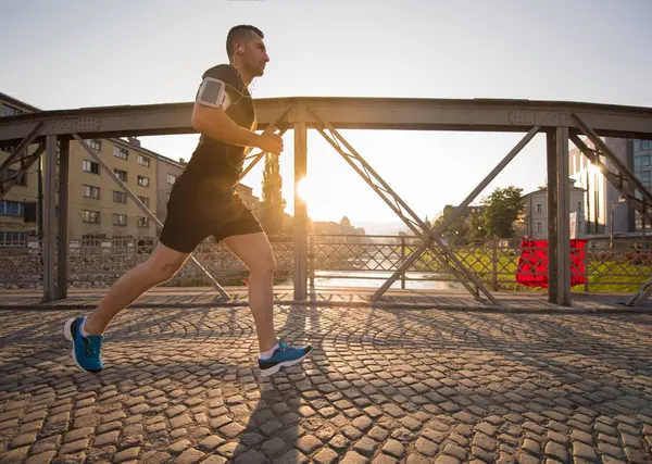 Mladý Sportovní Jogging Přes Most Slunečné Ráno Městě — Stock fotografie