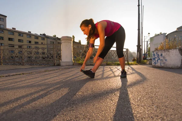 Atleta Mulher Aquecimento Alongamento Enquanto Prepara Para Correr Rua Cidade — Fotografia de Stock