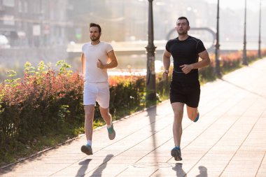 gençlerin grup şehirde güneşli sabah koşu sportif