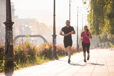 kentsel spor, şehirde güneşli sabah koşu sağlıklı genç Çift