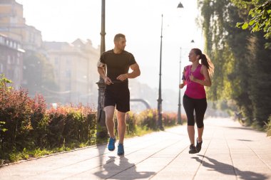 kentsel spor, şehirde güneşli sabah koşu sağlıklı genç Çift