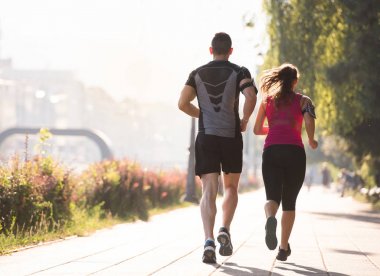 kentsel spor, şehirde güneşli sabah koşu sağlıklı genç Çift