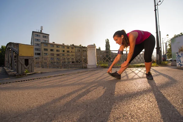 Γυναίκα Αθλητή Προθέρμανση Και Stretching Κατά Την Προετοιμασία Για Την — Φωτογραφία Αρχείου