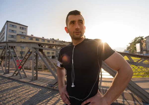 Retrato Jovem Homem Jogging Desportivo Manhã Ensolarada Cidade — Fotografia de Stock