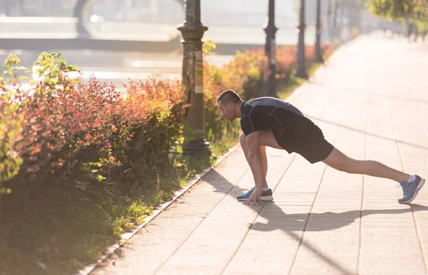 Atleta Hombre Calentamiento Estiramiento Mientras Prepara Para Correr Calle Ciudad —  Fotos de Stock
