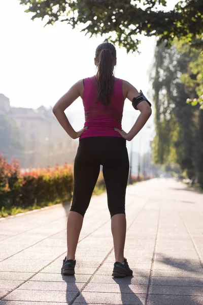 Młoda Kobieta Sportowy Jogging Słoneczny Poranek Mieście — Zdjęcie stockowe