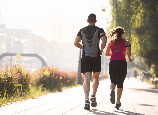 Deportes Urbanos Saludable Pareja Joven Trotando Ciudad Mañana Soleada —  Fotos de Stock