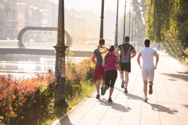 gençlerin grup şehirde güneşli sabah koşu sportif