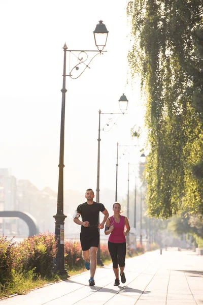 Miejski Sport Zdrowy Młoda Para Joggingu Mieście Słoneczny Poranek — Zdjęcie stockowe