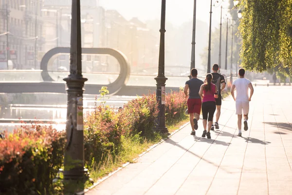 都市の晴れた朝にジョギング スポーティな若者のグループ — ストック写真