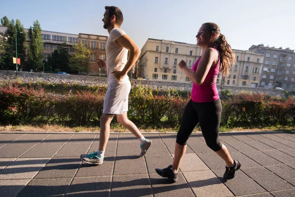 Міські Види Спорту Здорова Молода Пара Біжить Місті Сонячний Ранок — стокове фото