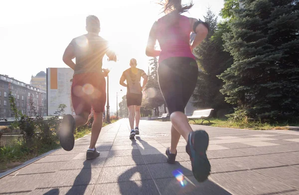 Gençlerin Grup Şehirde Güneşli Sabah Koşu Sportif — Stok fotoğraf
