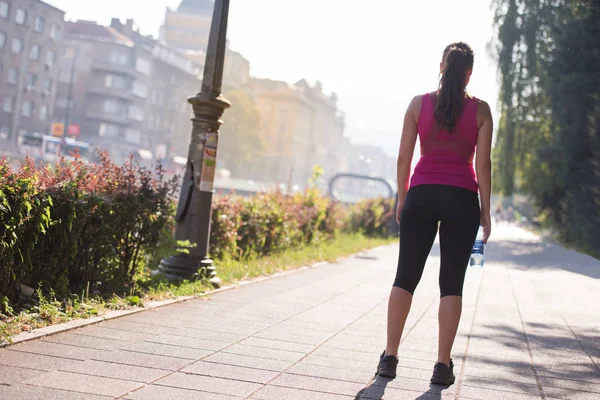 Fiatal Sportos Kocogás Napsütéses Reggel Városban — Stock Fotó