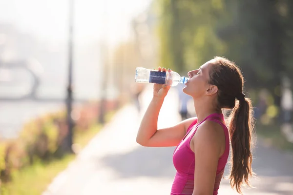 Wody Pitnej Kobieta Lekkoatletka Butelki Joggingu Mieście Słoneczny Dzień — Zdjęcie stockowe